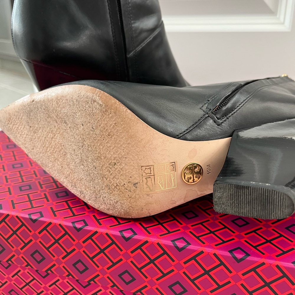 Tory Burch LILA 90MM Zip Up Ankle Bootie
Calf Leather - Picture 10 of 16
